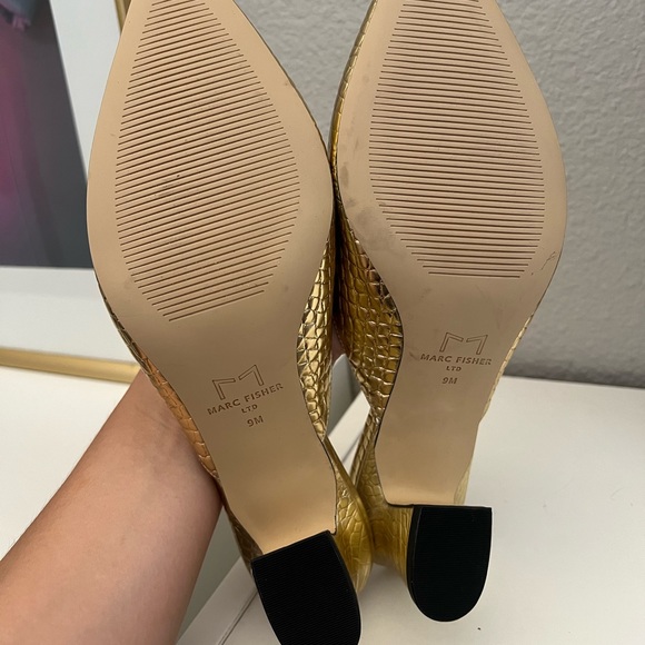 NWT Marc Fisher Gold Slide Heels, Size 9 - Picture 3 of 3